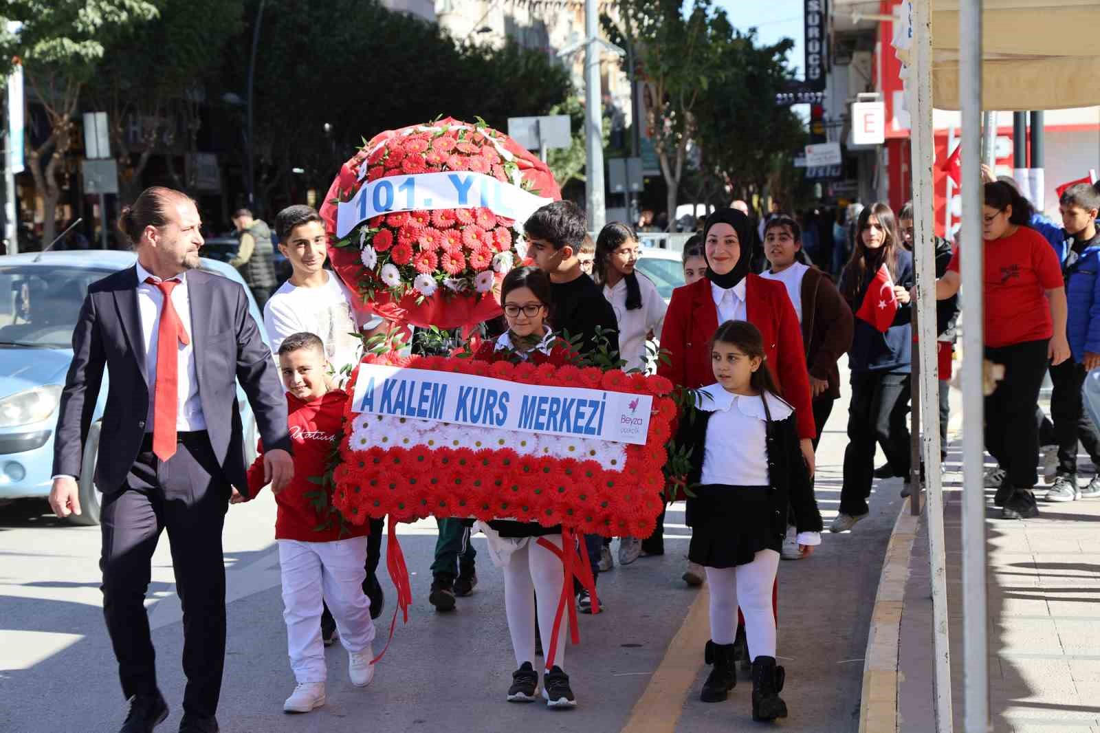 Elazığ’da öğrencilerden anlamlı Cumhuriyet Bayramı kutlaması
