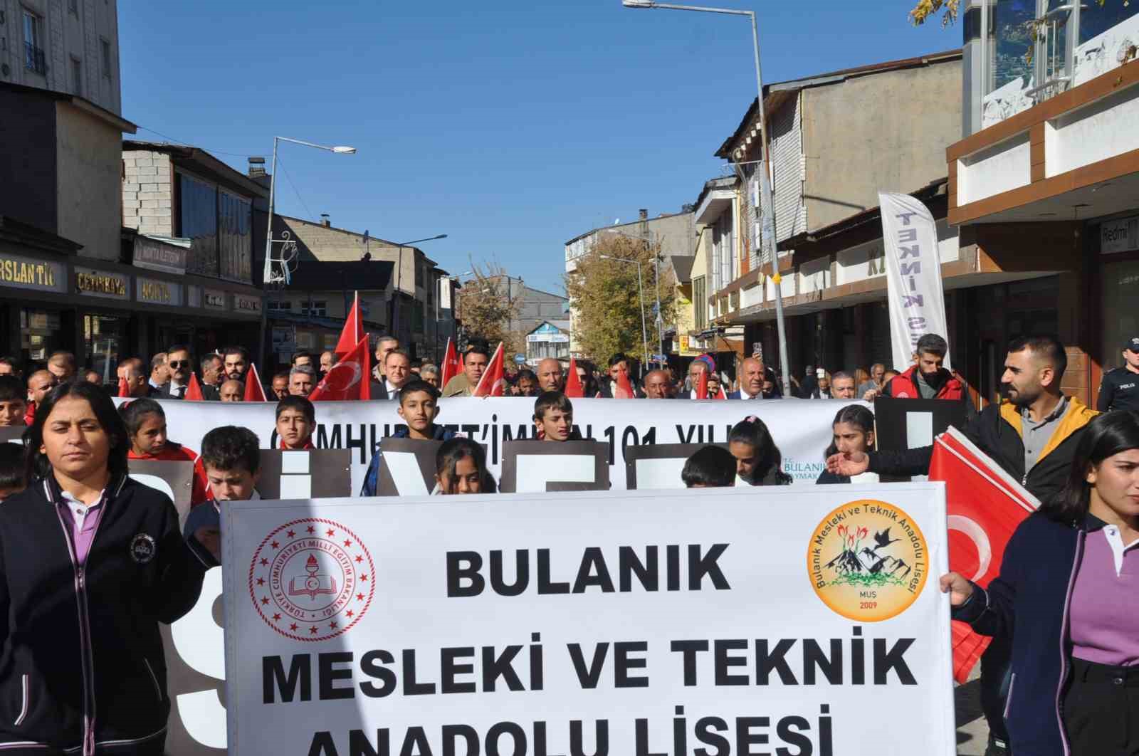 Muş’un Bulanık ilçesinde 200 metre uzunluğundaki Türk bayrağı ile ‘Cumhuriyet yürüyüşü’ yapıldı
