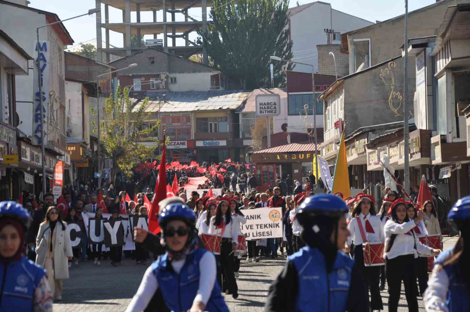 Muş’un Bulanık ilçesinde 200 metre uzunluğundaki Türk bayrağı ile ‘Cumhuriyet yürüyüşü’ yapıldı
