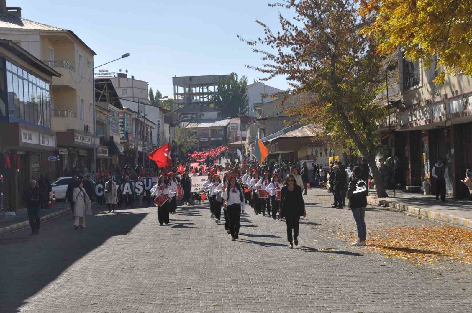 Muş’un Bulanık ilçesinde 200 metre uzunluğundaki Türk bayrağı ile ‘Cumhuriyet yürüyüşü’ yapıldı
