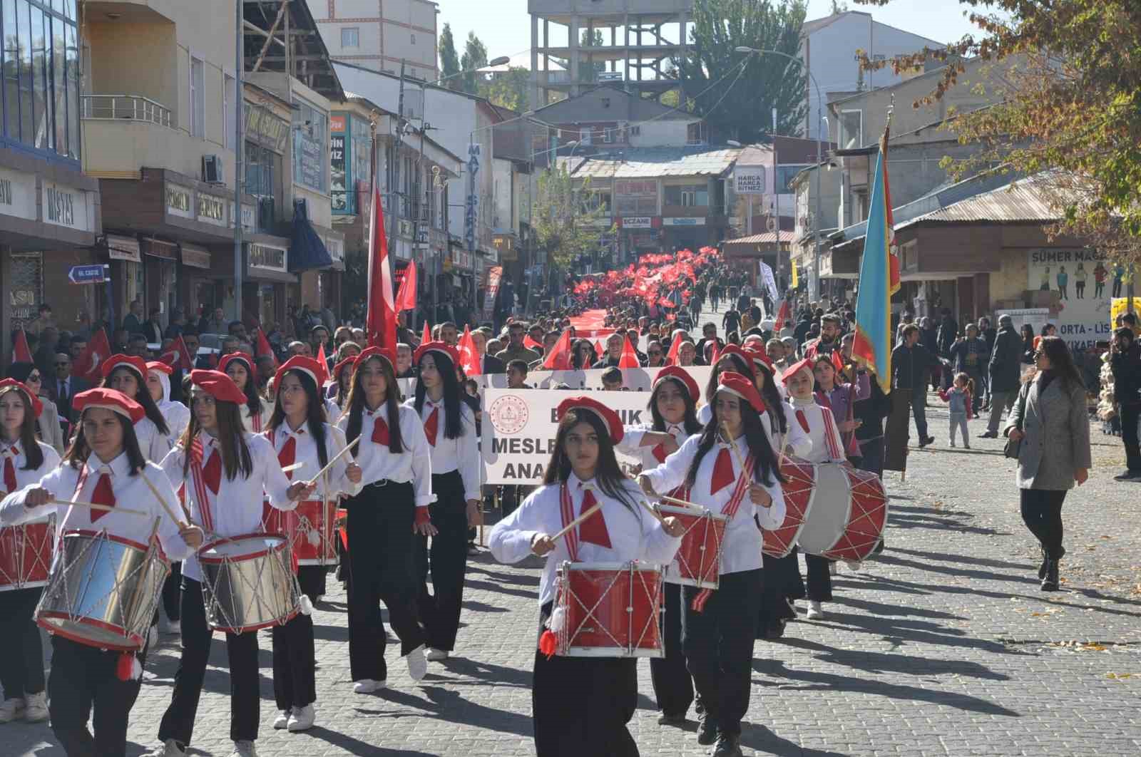 Muş’un Bulanık ilçesinde 200 metre uzunluğundaki Türk bayrağı ile ‘Cumhuriyet yürüyüşü’ yapıldı
