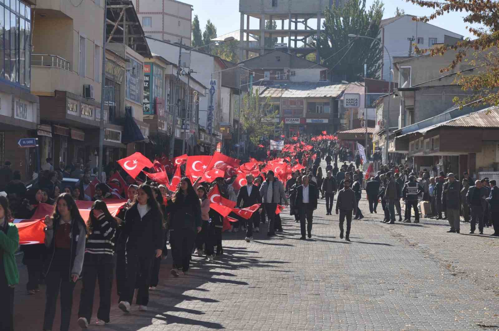 Muş’un Bulanık ilçesinde 200 metre uzunluğundaki Türk bayrağı ile ‘Cumhuriyet yürüyüşü’ yapıldı
