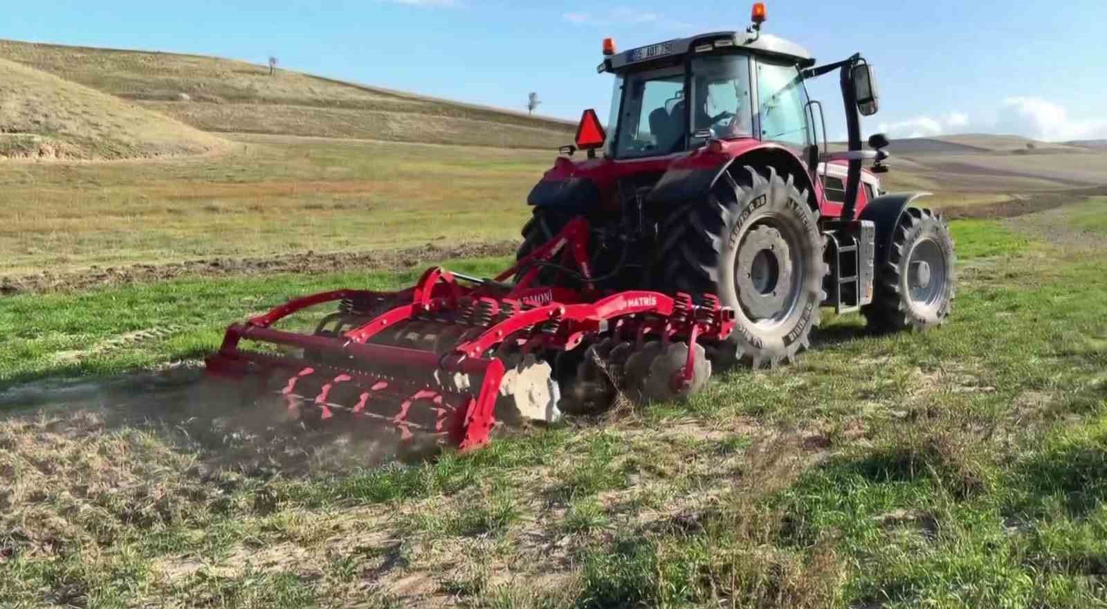 Amasyalı çiftçi tarlasına traktörüyle Türk bayrağı çizdi
