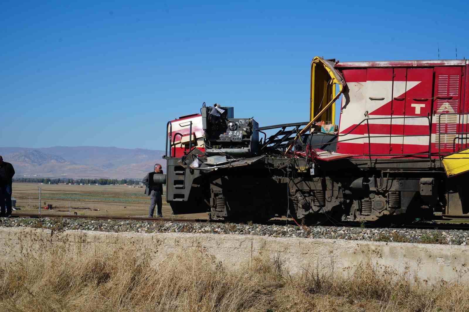 Muş Valisi Ani Çakır tren kazasının olduğu bölgeye gitti
