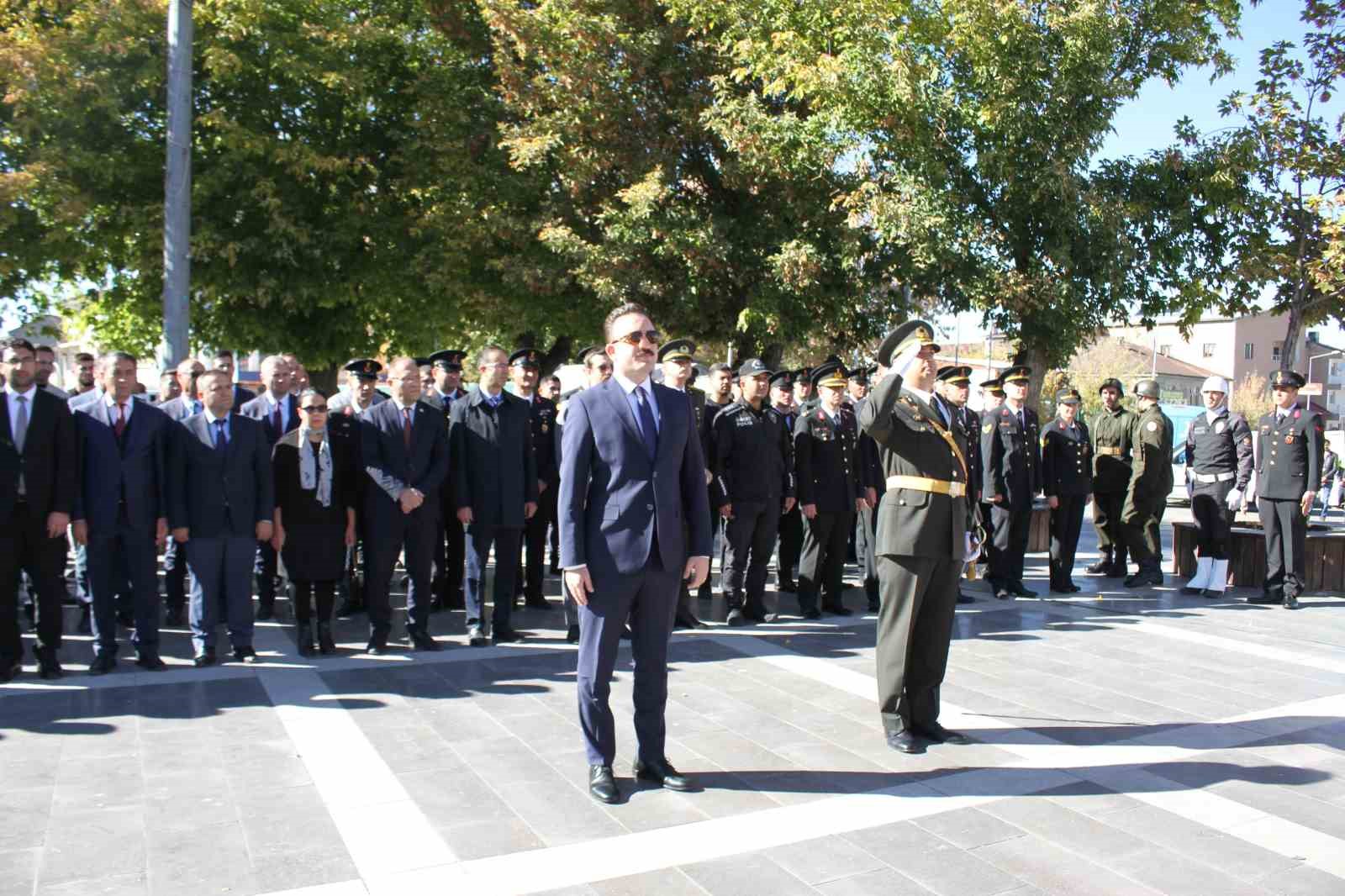 Malazgirt’te 29 Ekim Cumhuriyet bayramı çelenk koyma töreni yapıldı
