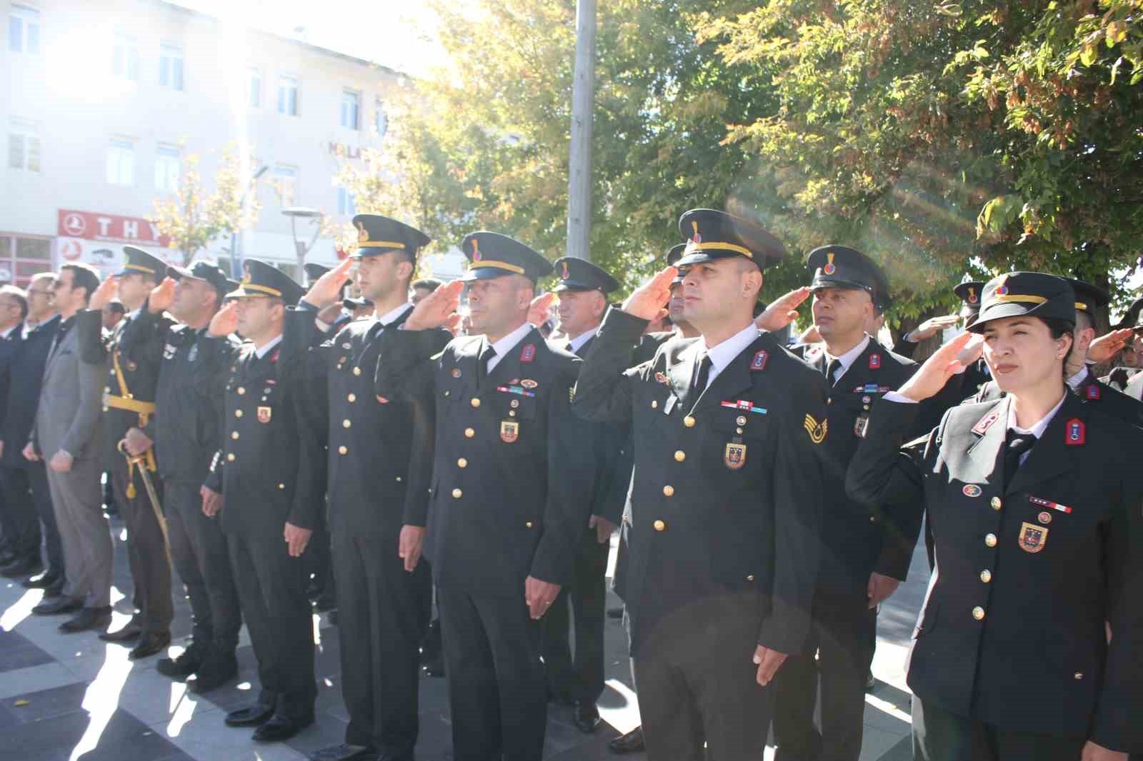 Malazgirt’te 29 Ekim Cumhuriyet bayramı çelenk koyma töreni yapıldı
