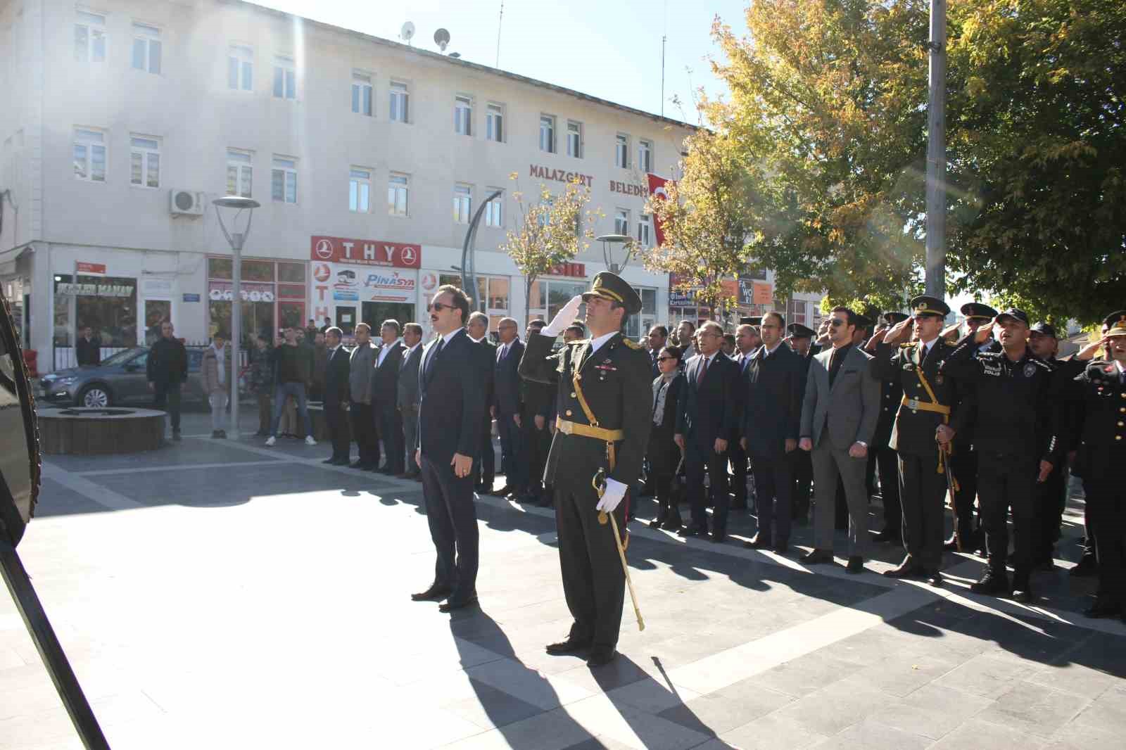 Malazgirt’te 29 Ekim Cumhuriyet bayramı çelenk koyma töreni yapıldı
