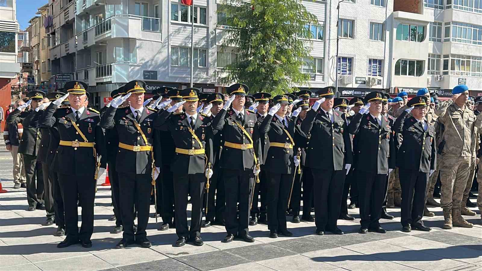 Uşak’ta 29 Ekim kutlamaları çelenk töreniyle başladı
