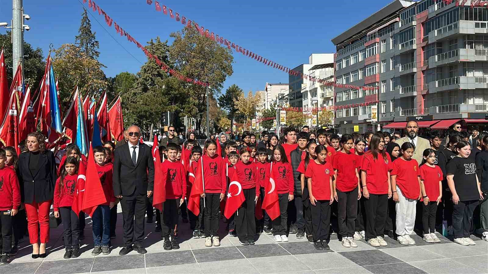 Uşak’ta 29 Ekim kutlamaları çelenk töreniyle başladı
