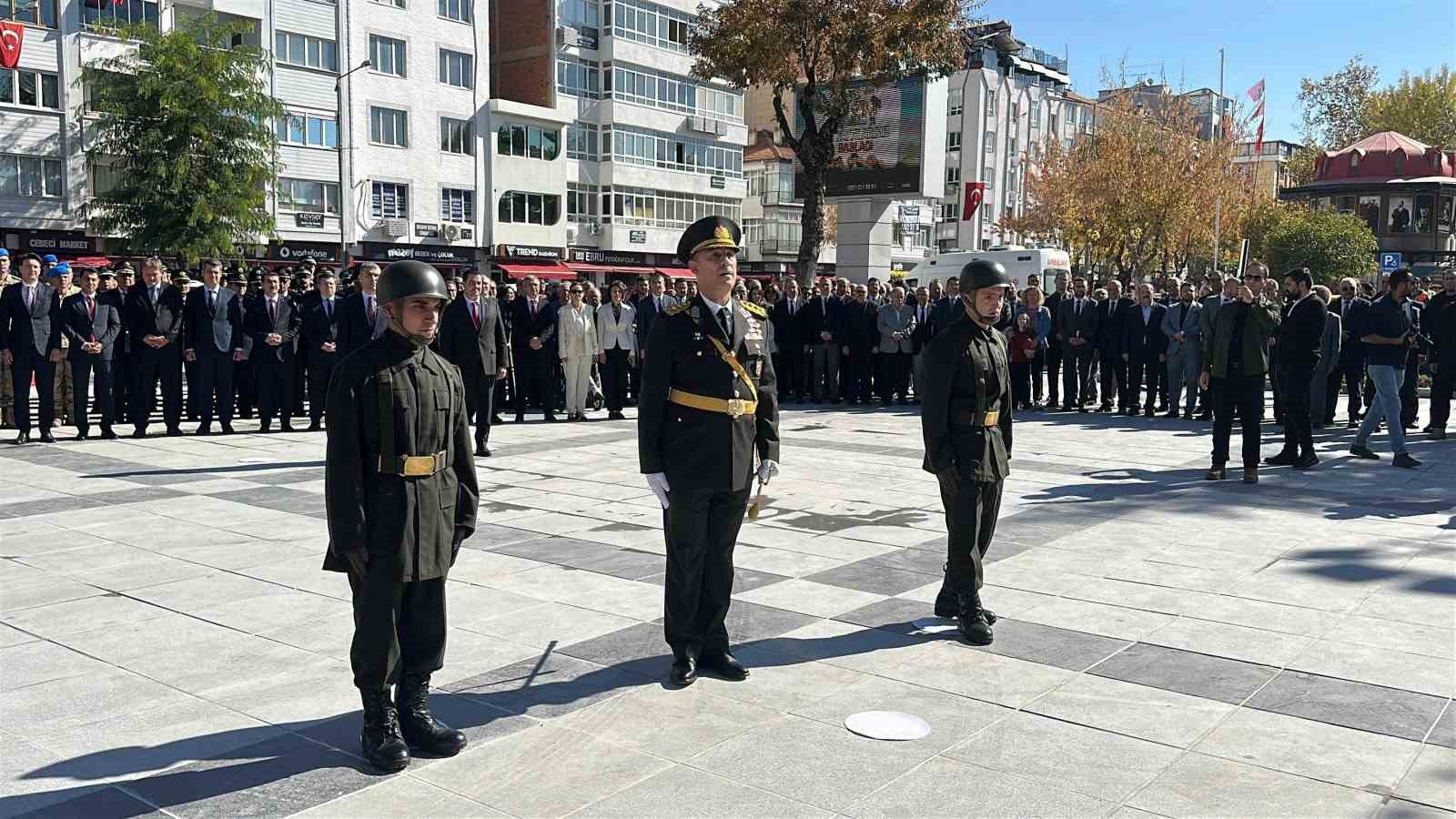 Uşak’ta 29 Ekim kutlamaları çelenk töreniyle başladı
