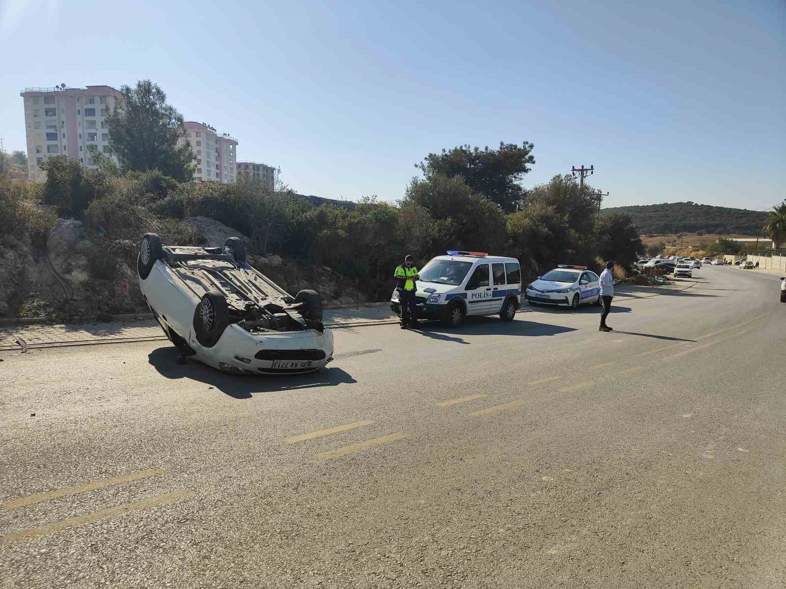 Kuşadası’nda takla atıp, ters dönen otomobildeki sürücü yaralandı
