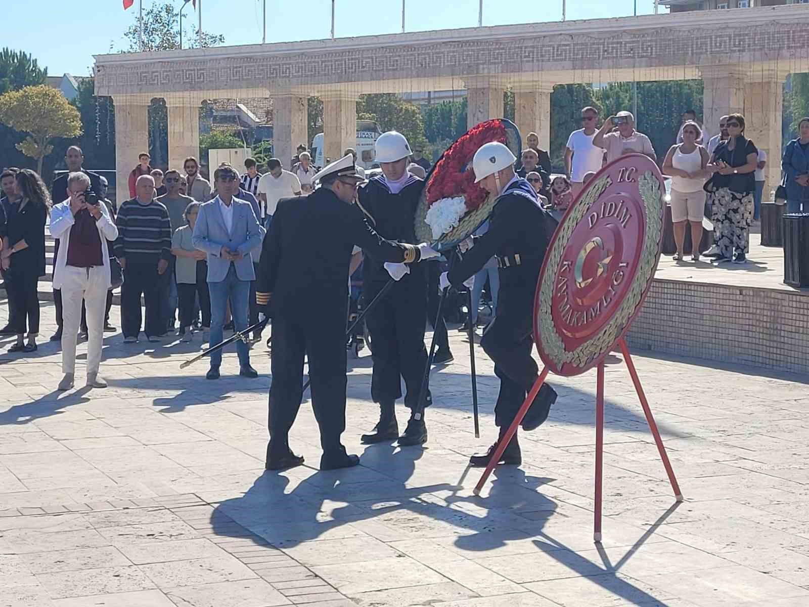 Didim’de 29 Ekim Cumhuriyet Bayramı kutlamaları çelenk töreni ile başladı
