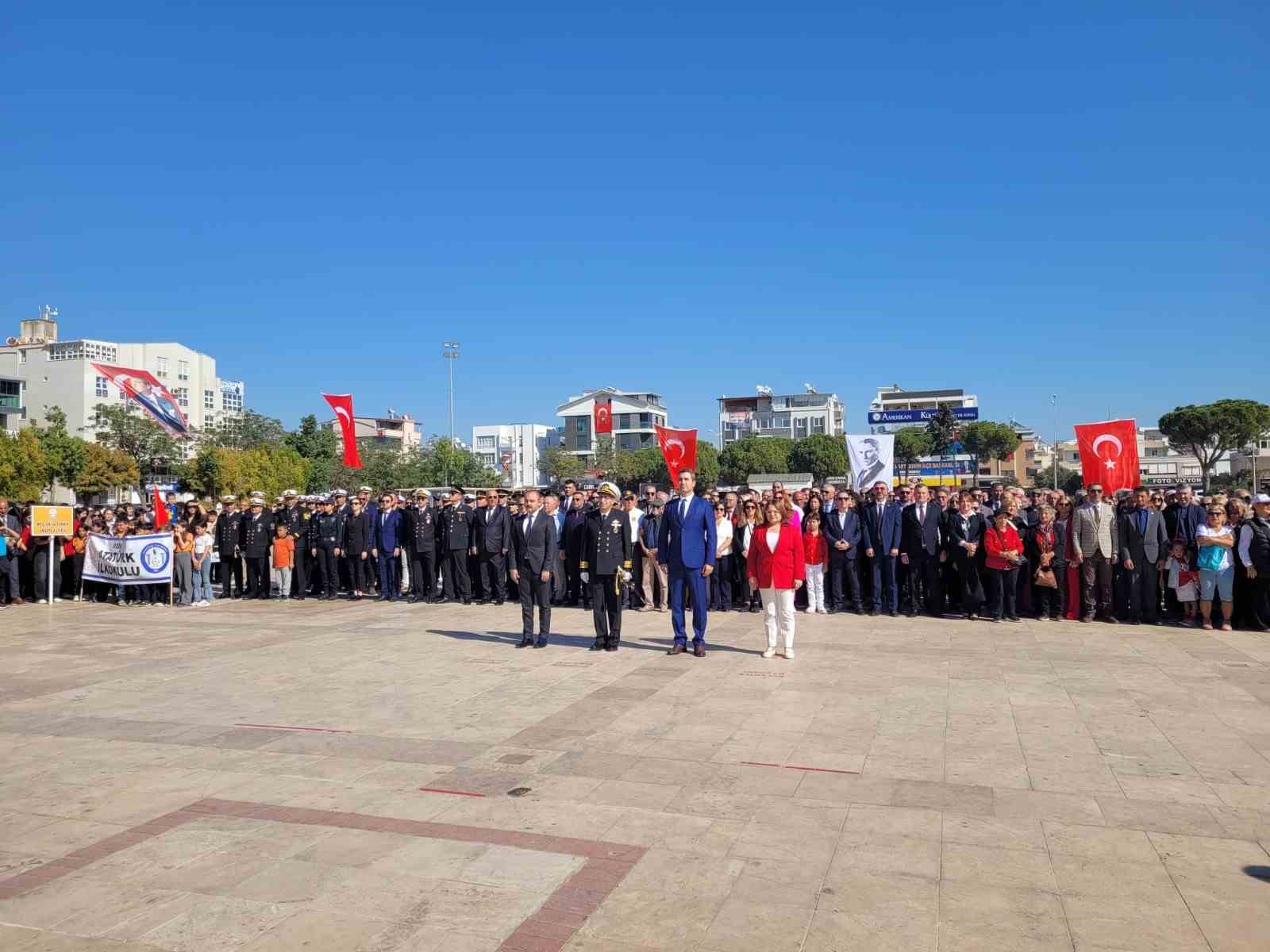 Didim’de 29 Ekim Cumhuriyet Bayramı kutlamaları çelenk töreni ile başladı
