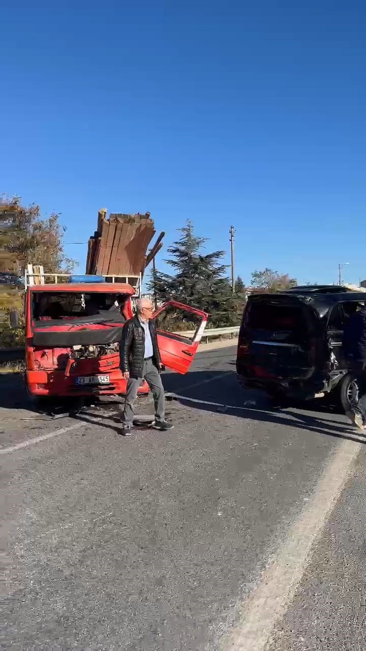 Elazığ’da minibüs ile pikap çarpıştı: 1 yaralı
