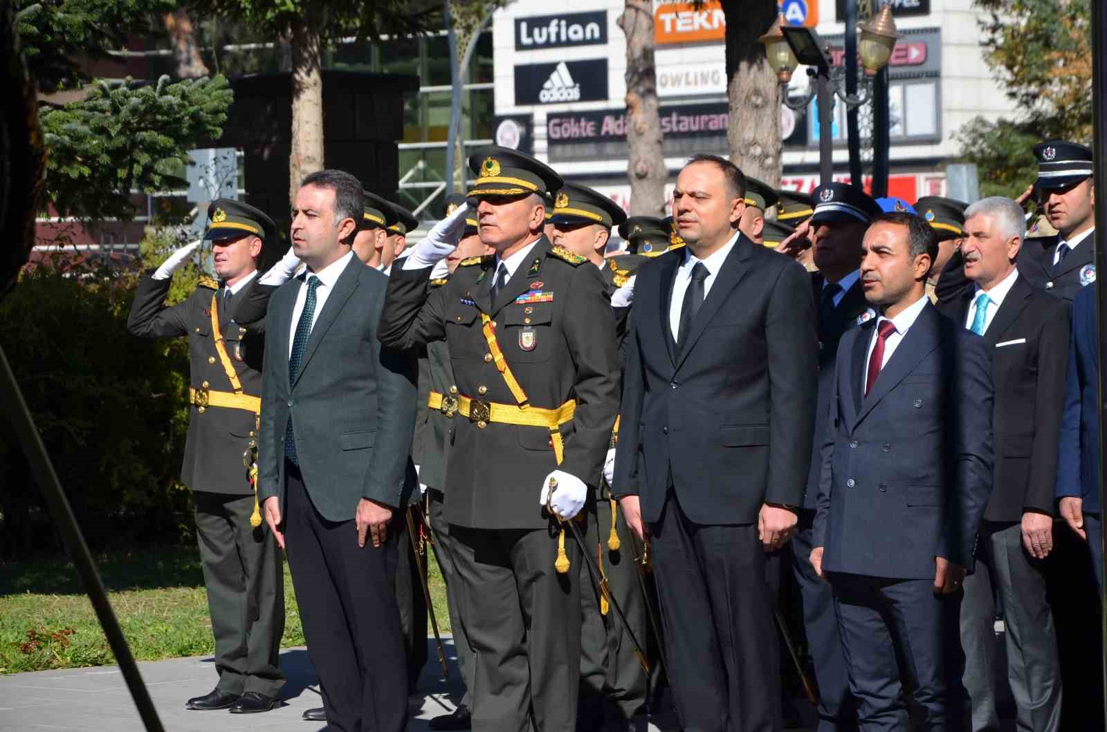 Tatvan’da çelenk sunma töreni düzenlendi
