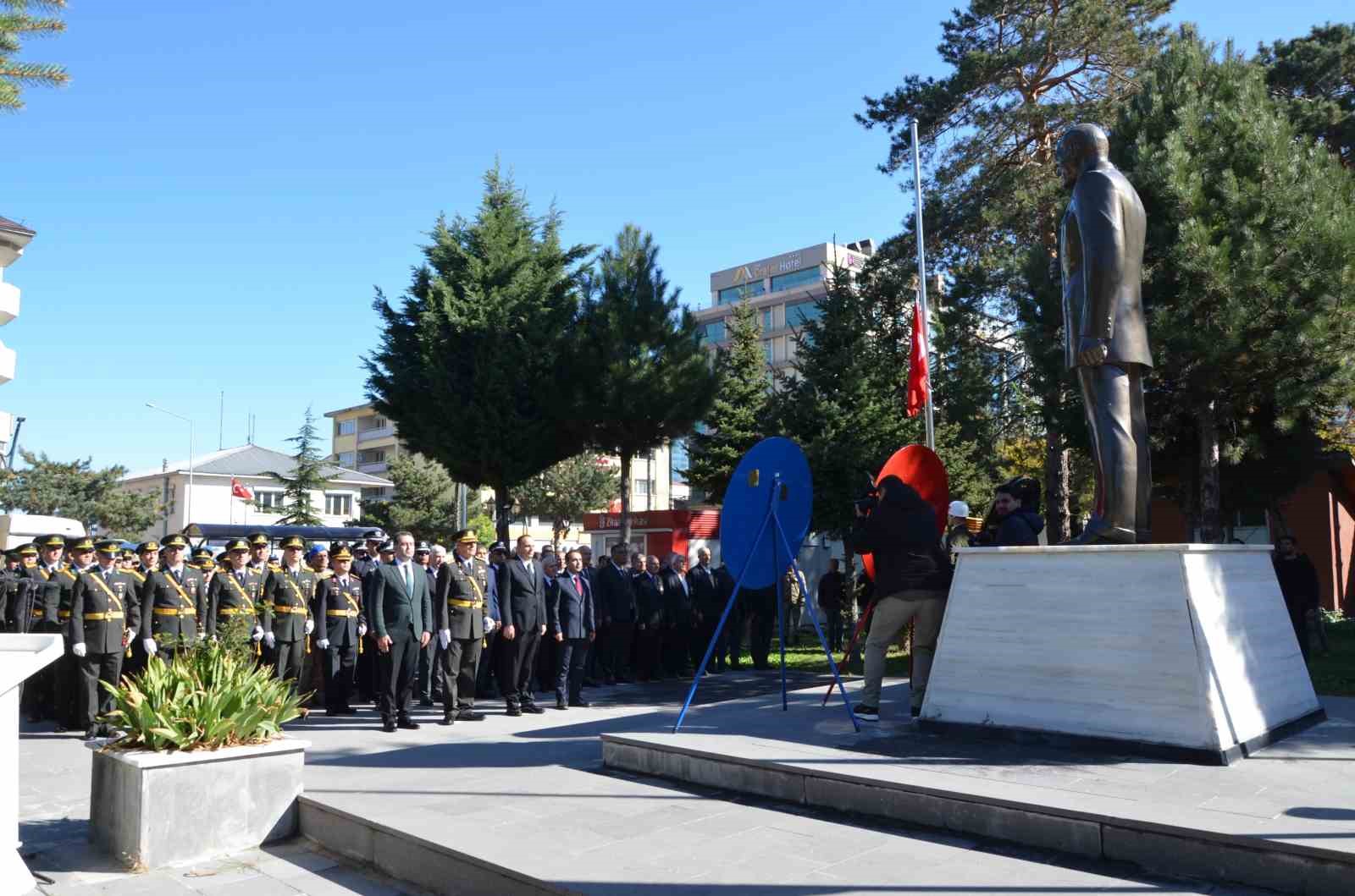 Tatvan’da çelenk sunma töreni düzenlendi
