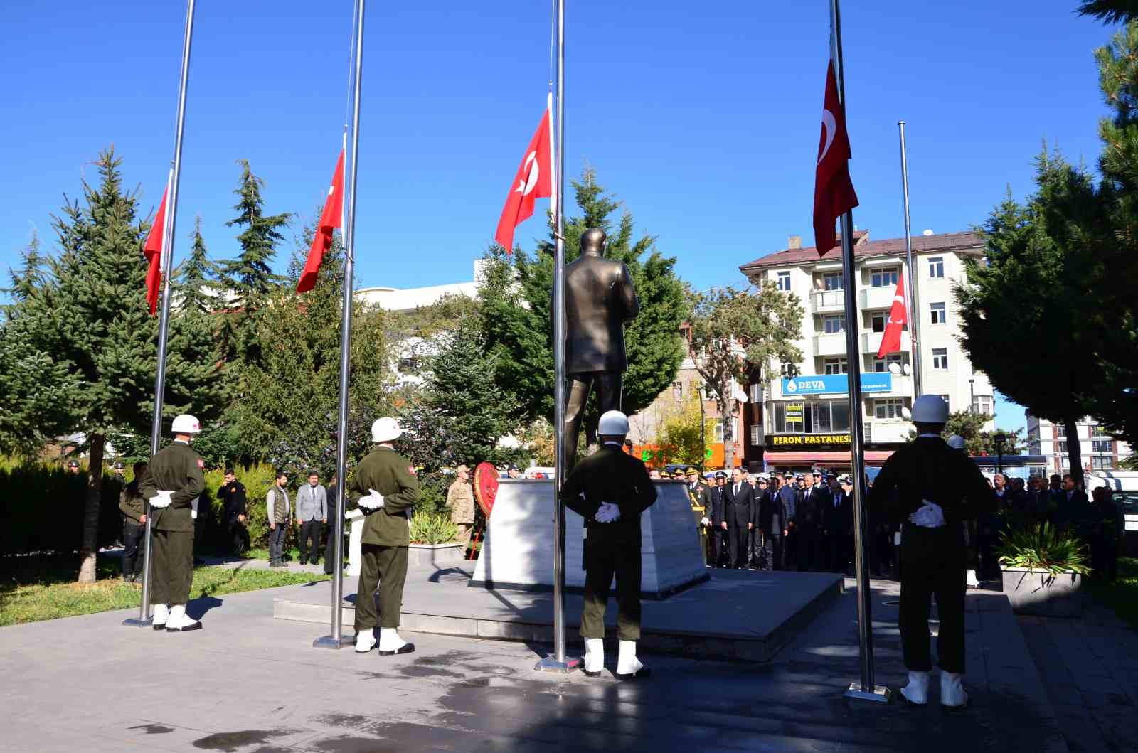 Tatvan’da çelenk sunma töreni düzenlendi
