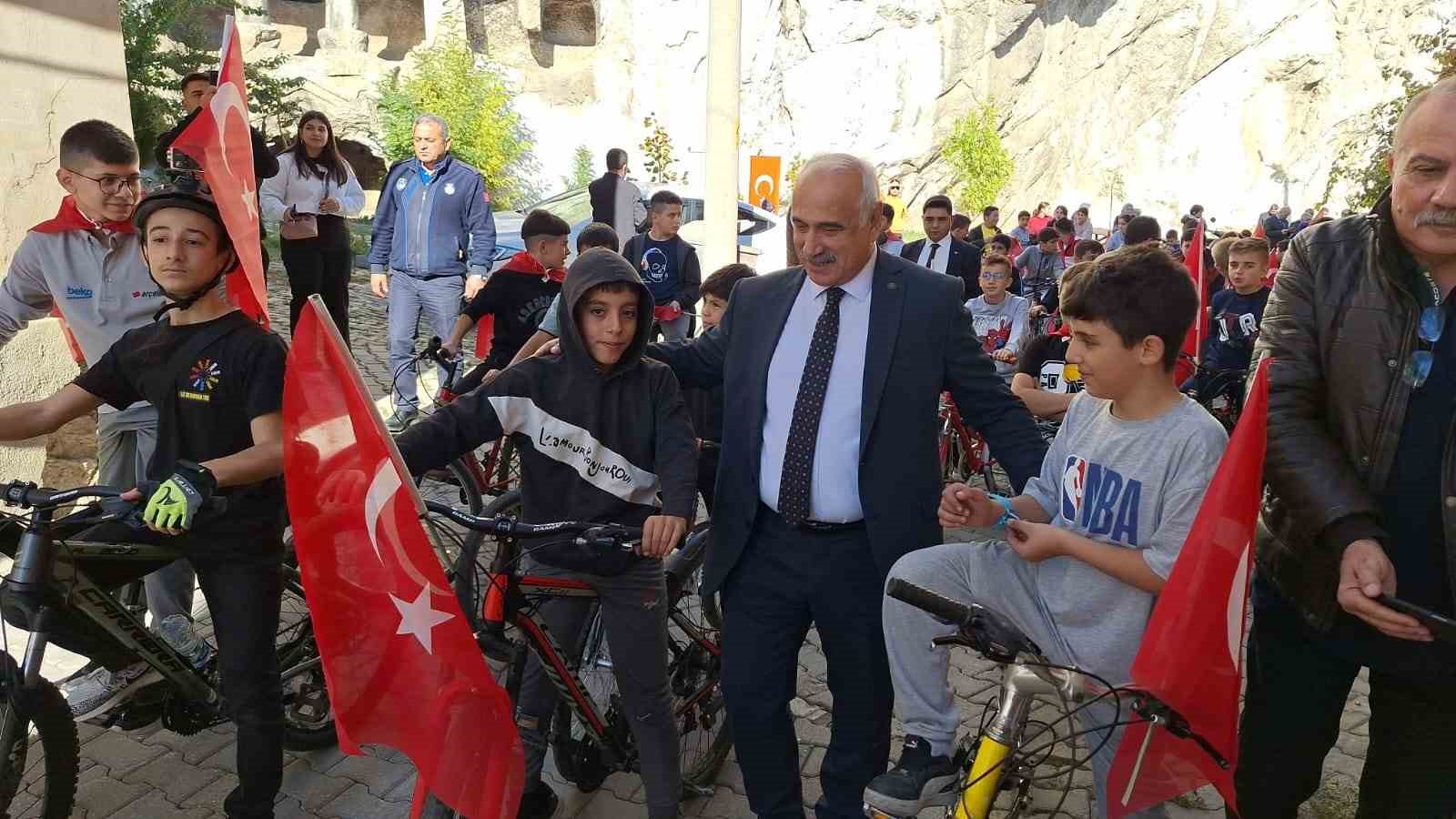 Pedallar, “Cumhuriyet” için çevrildi
