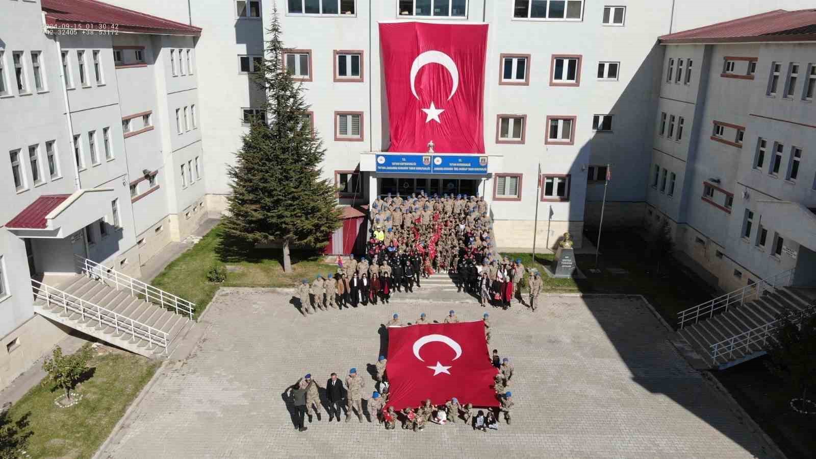 Cumhuriyet’in 101. yılında Tatvan’da minik öğrencilerden coşkulu kutlama
