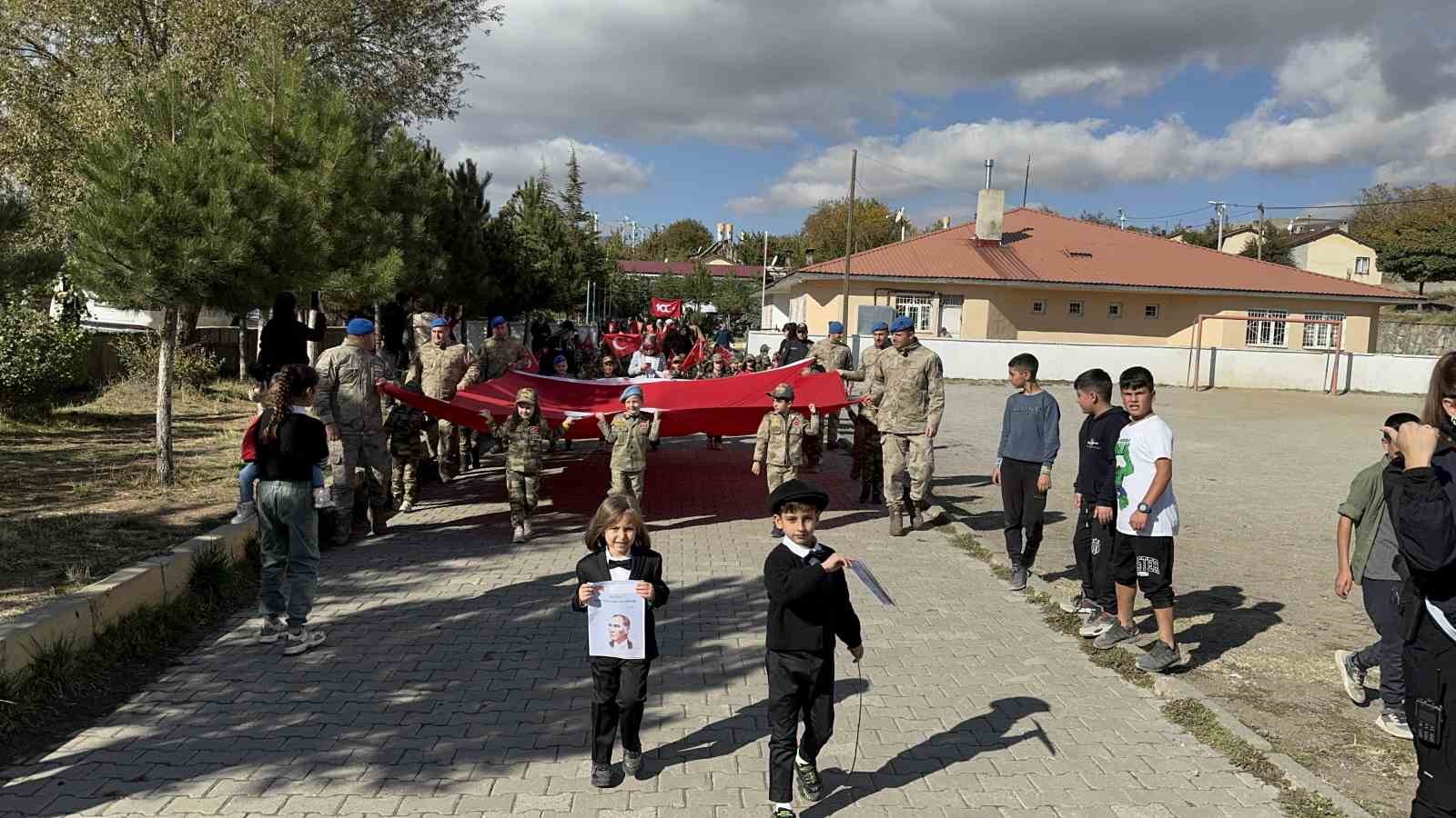 Cumhuriyet’in 101. yılında Tatvan’da minik öğrencilerden coşkulu kutlama
