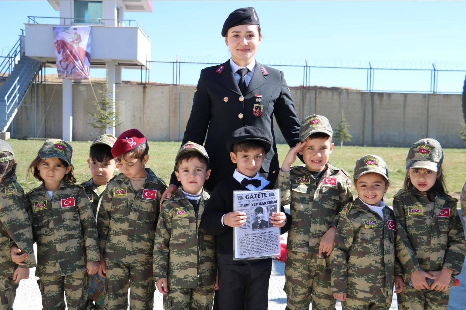 Cumhuriyet’in 101. yılında Tatvan’da minik öğrencilerden coşkulu kutlama
