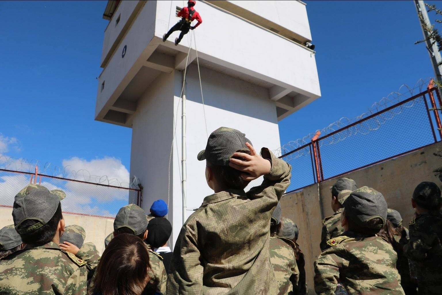 Cumhuriyet’in 101. yılında Tatvan’da minik öğrencilerden coşkulu kutlama
