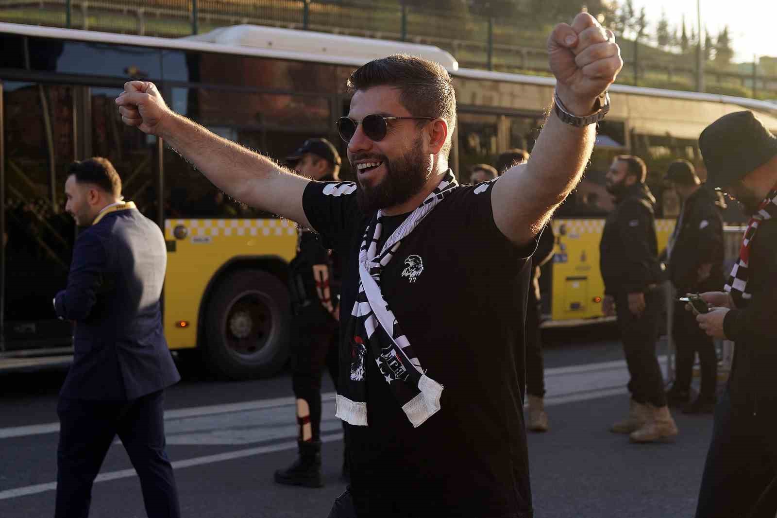 Beşiktaş taraftarı stadyuma geldi
