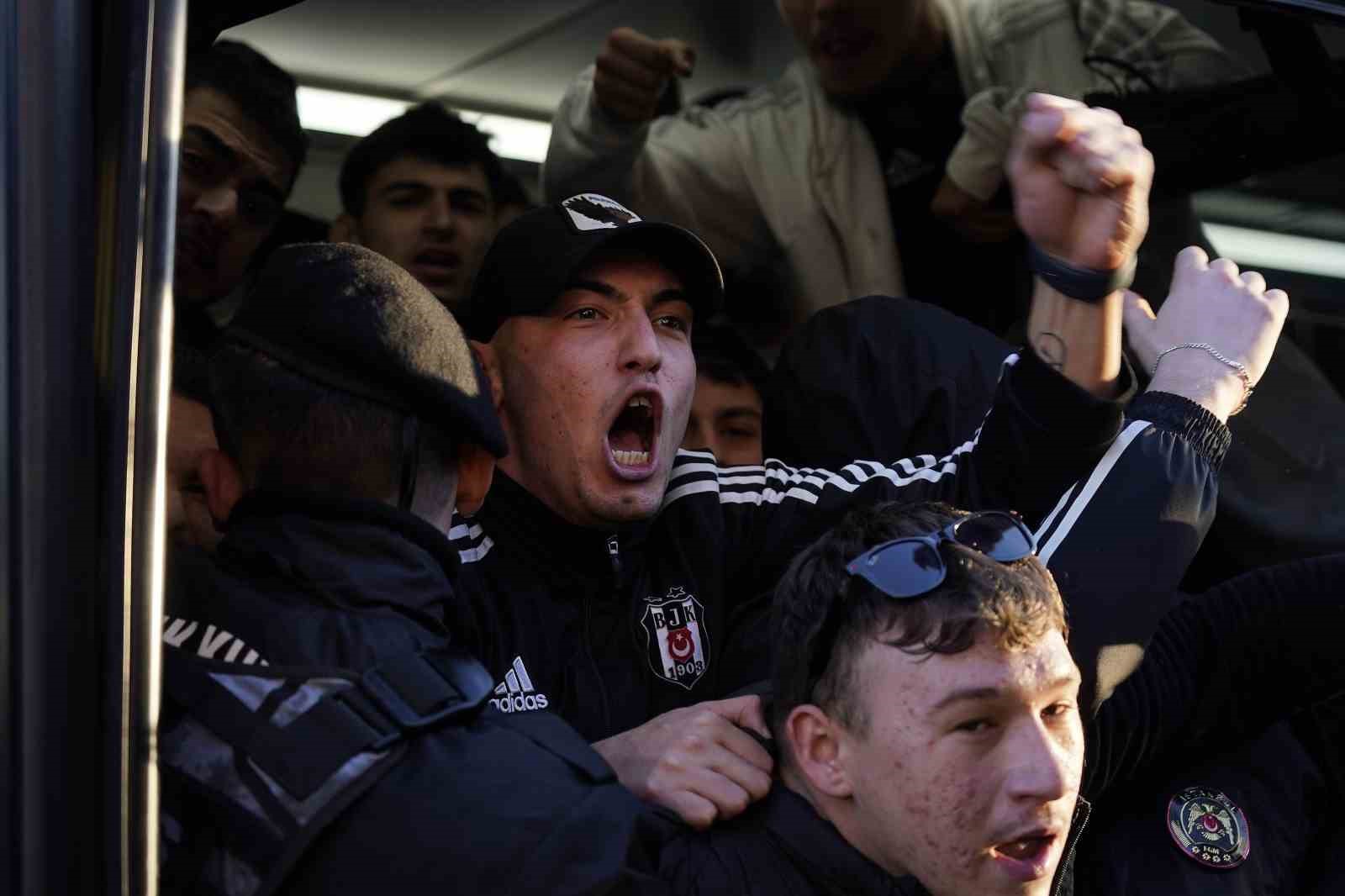 Beşiktaş taraftarı stadyuma geldi
