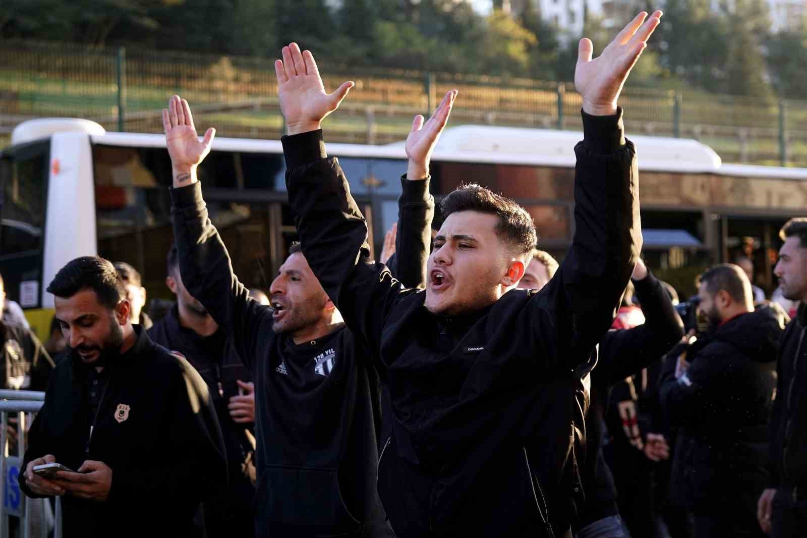 Beşiktaş taraftarı stadyuma geldi
