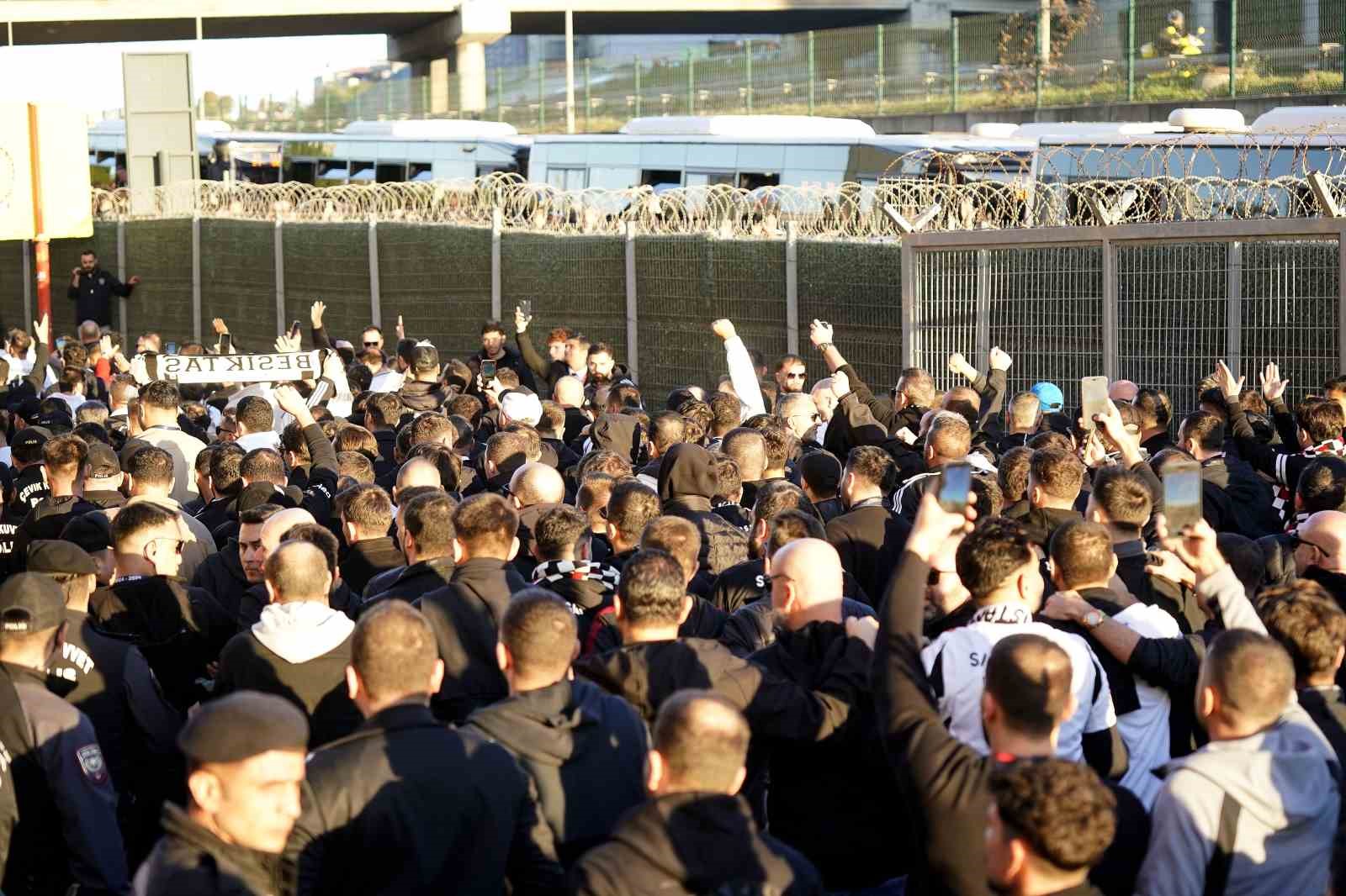 Beşiktaş taraftarı stadyuma geldi
