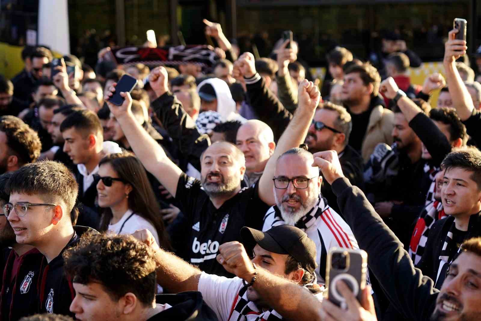 Beşiktaş taraftarı stadyuma geldi
