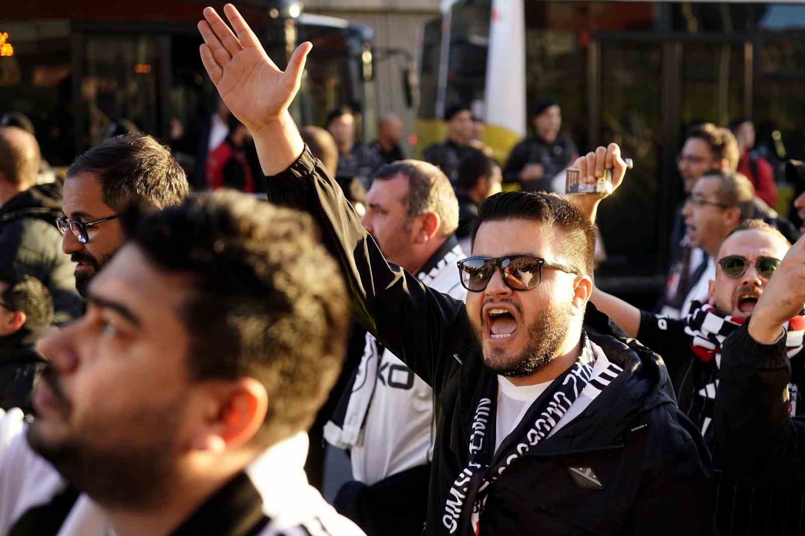 Beşiktaş taraftarı stadyuma geldi
