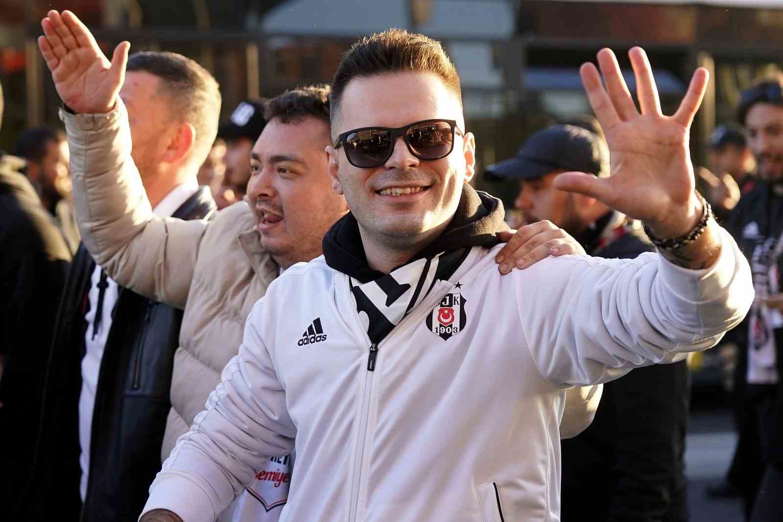 Beşiktaş taraftarı stadyuma geldi
