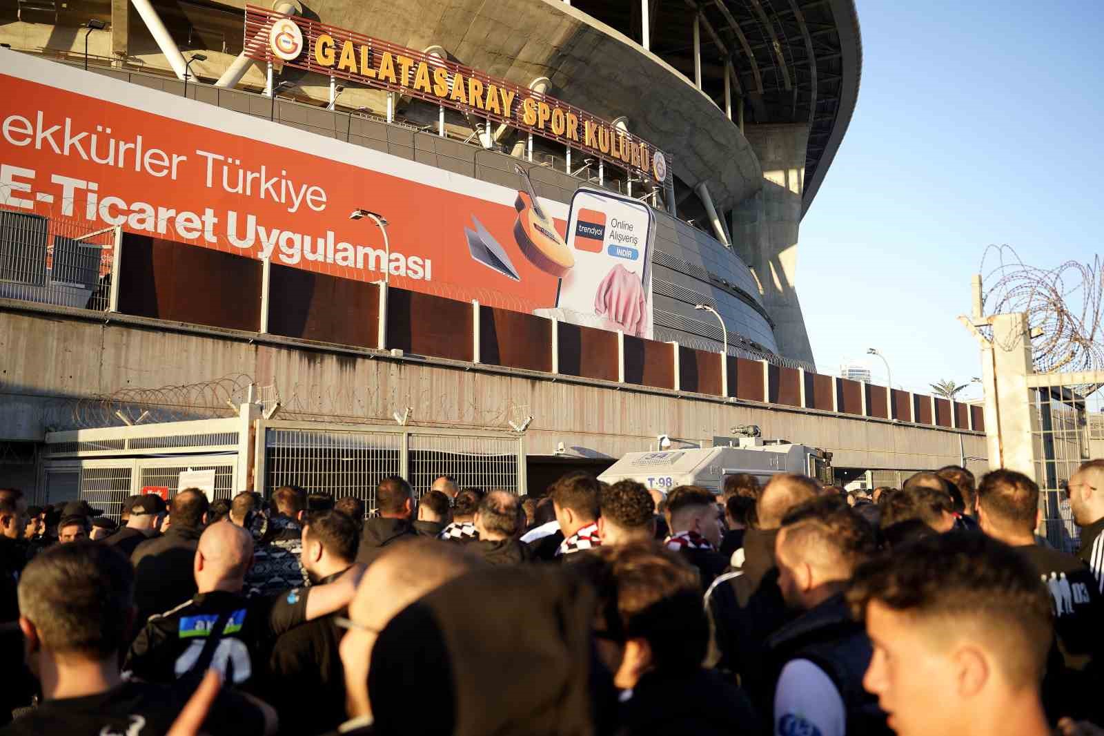 Beşiktaş taraftarı stadyuma geldi
