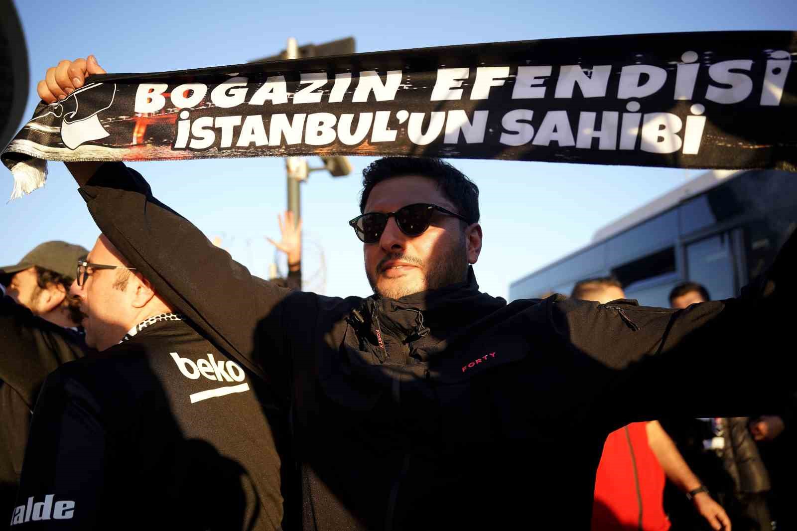 Beşiktaş taraftarı stadyuma geldi
