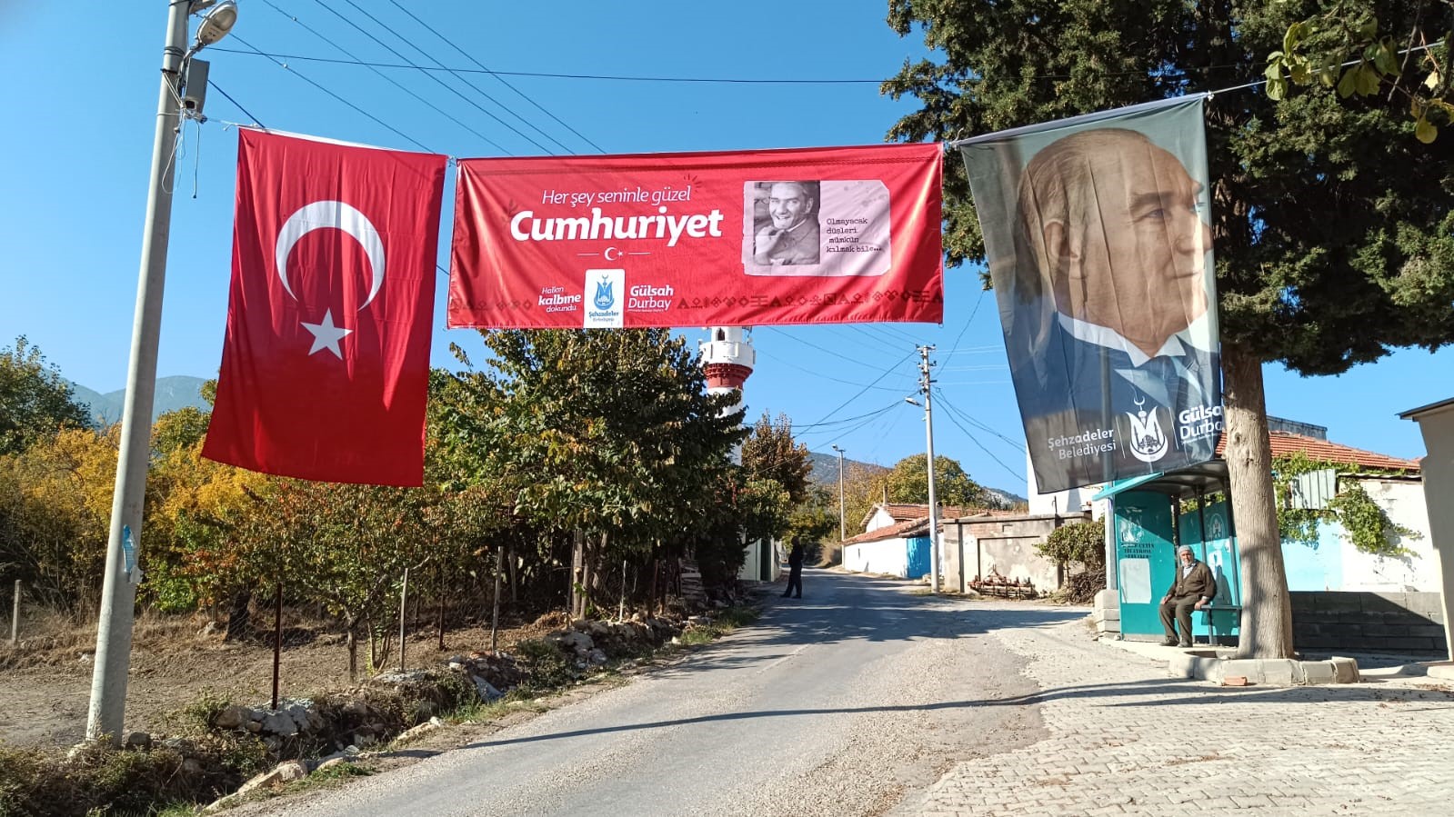 Şehzadeler’de meydanlar bayrak ve Atatürk posterleriyle donatıldı
