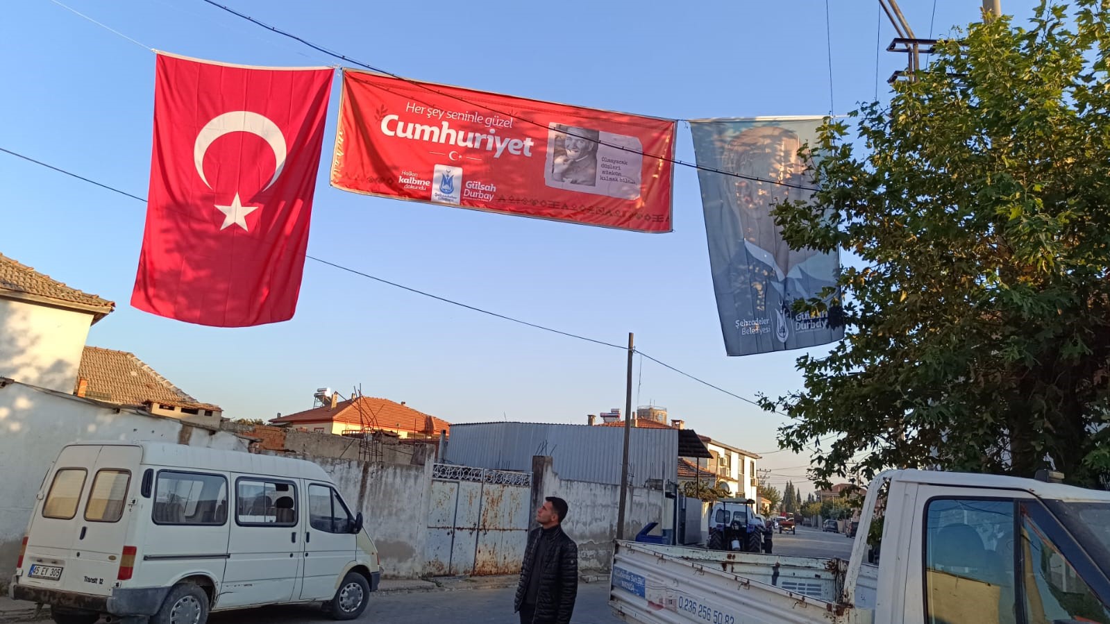 Şehzadeler’de meydanlar bayrak ve Atatürk posterleriyle donatıldı
