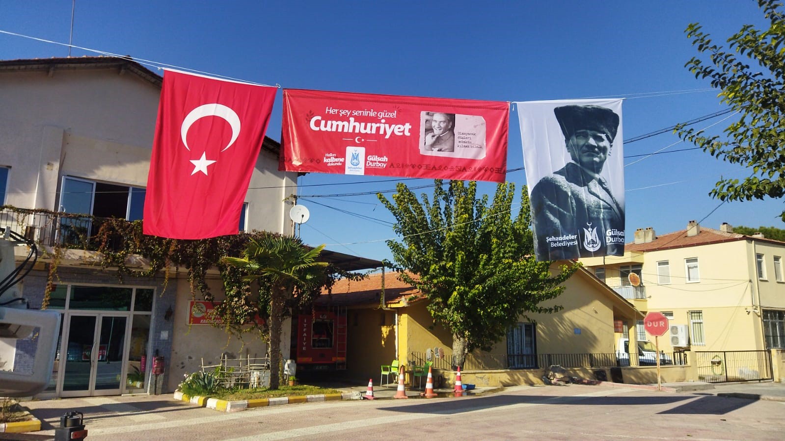 Şehzadeler’de meydanlar bayrak ve Atatürk posterleriyle donatıldı
