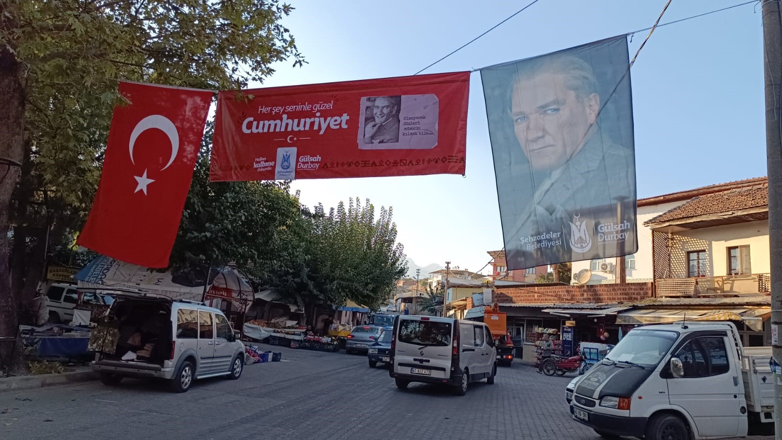 Şehzadeler’de meydanlar bayrak ve Atatürk posterleriyle donatıldı
