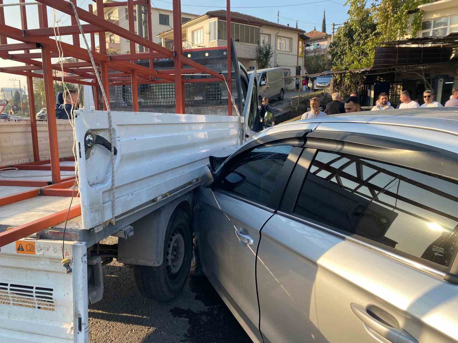 Kamyonete çarpan otomobilin sürücüsü ağır yaralandı
