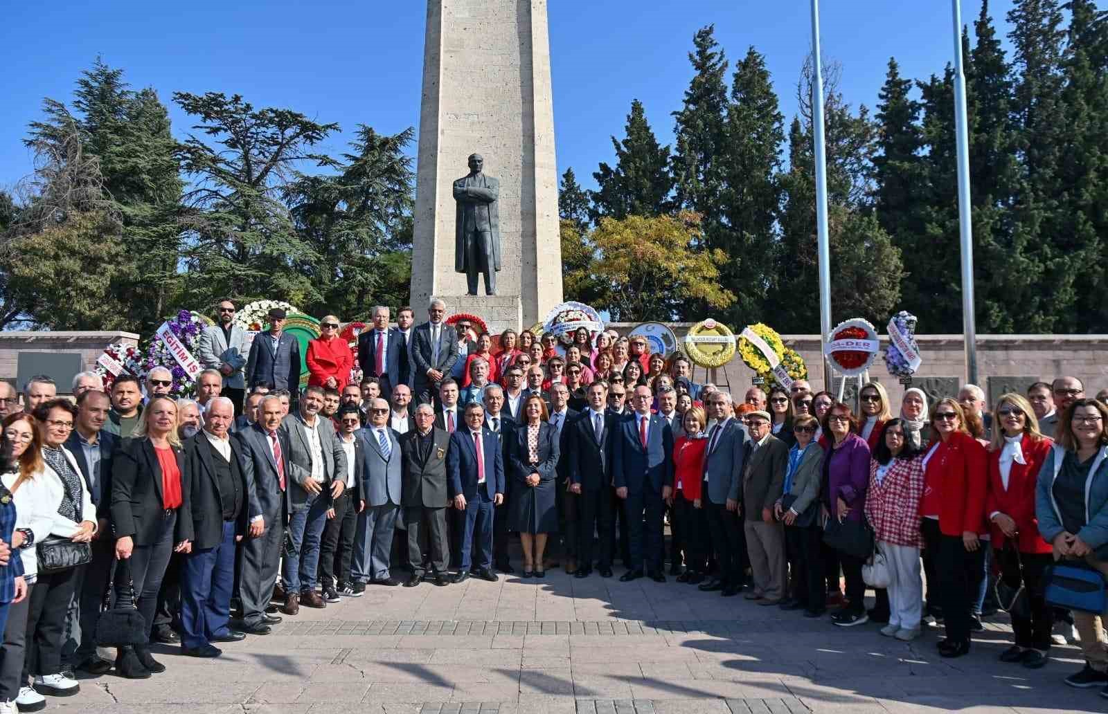 Cumhuriyet’in 101. yılında Atatürk Anıtı’na çelenk sunuldu
