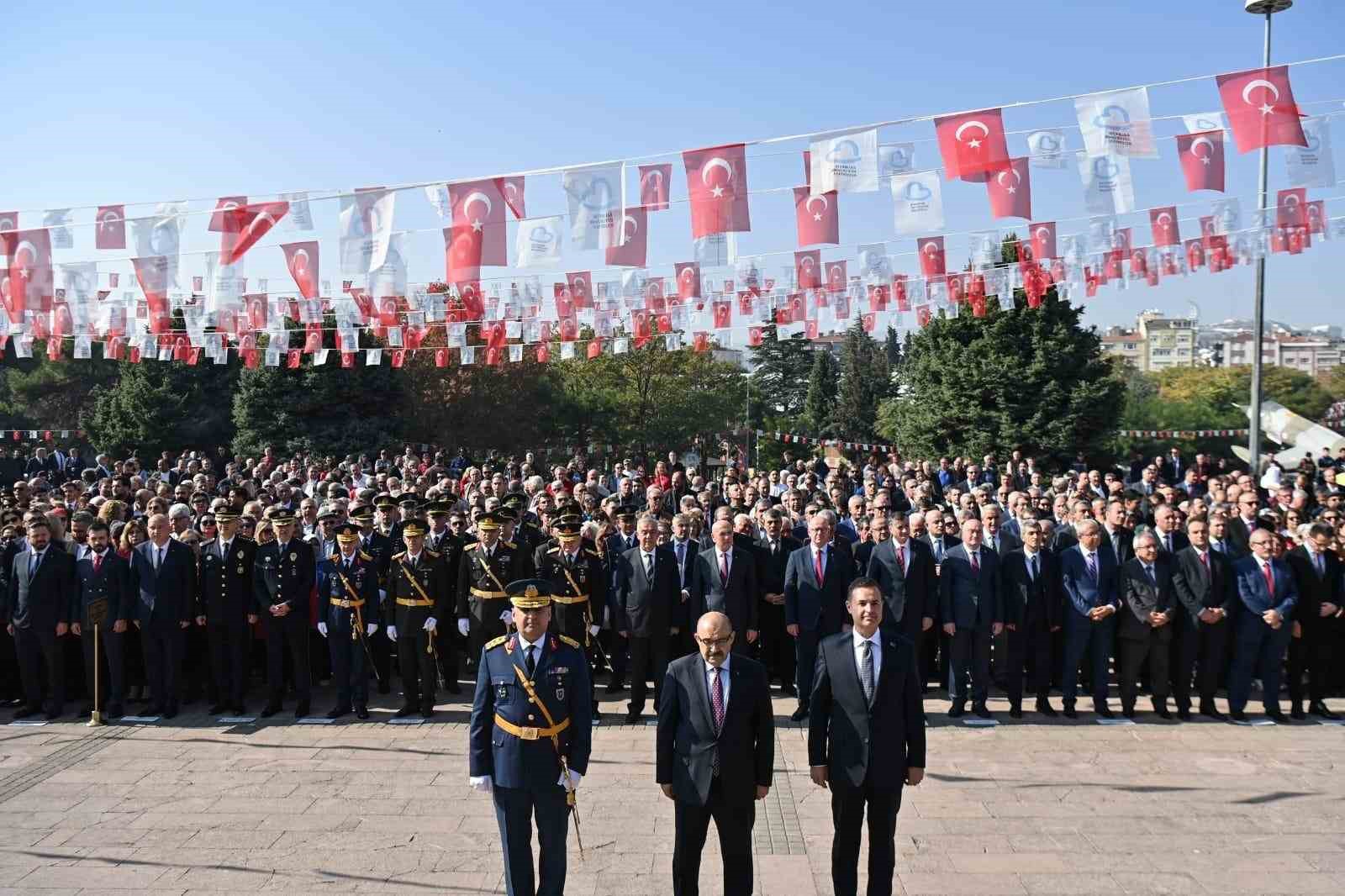 Cumhuriyet’in 101. yılında Atatürk Anıtı’na çelenk sunuldu
