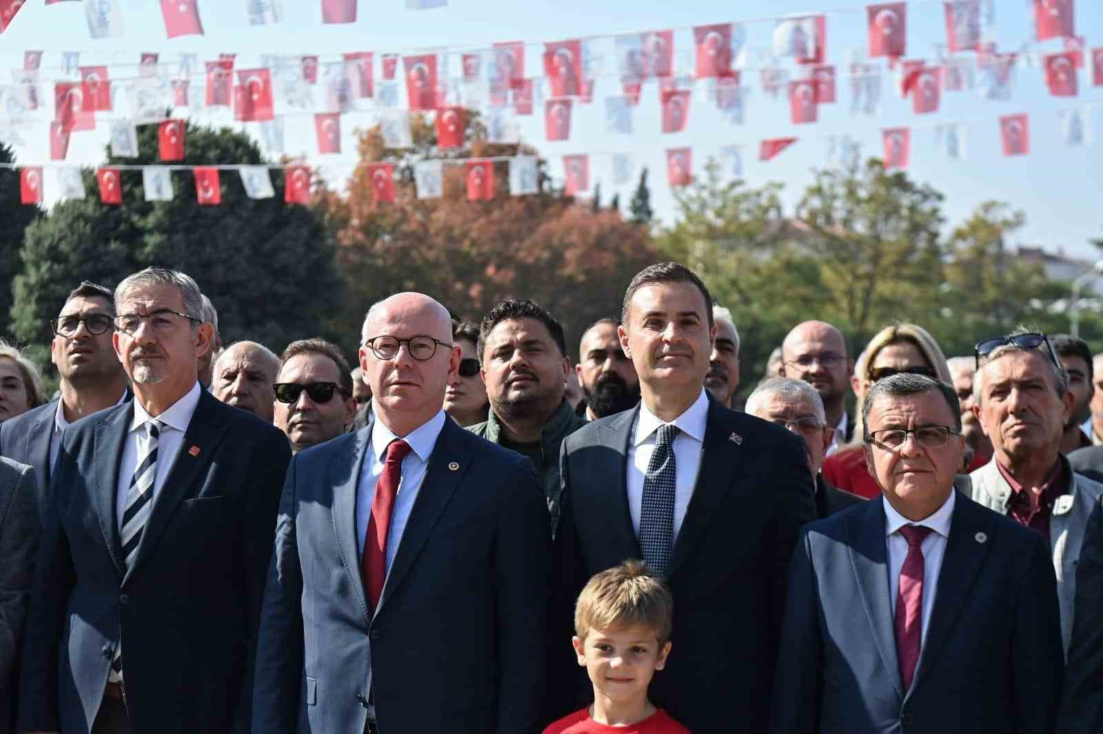 Cumhuriyet’in 101. yılında Atatürk Anıtı’na çelenk sunuldu
