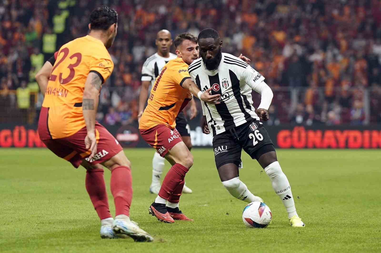 Trendyol Süper Lig: Galatasaray: 1 - Beşiktaş: 0 (İlk yarı)
