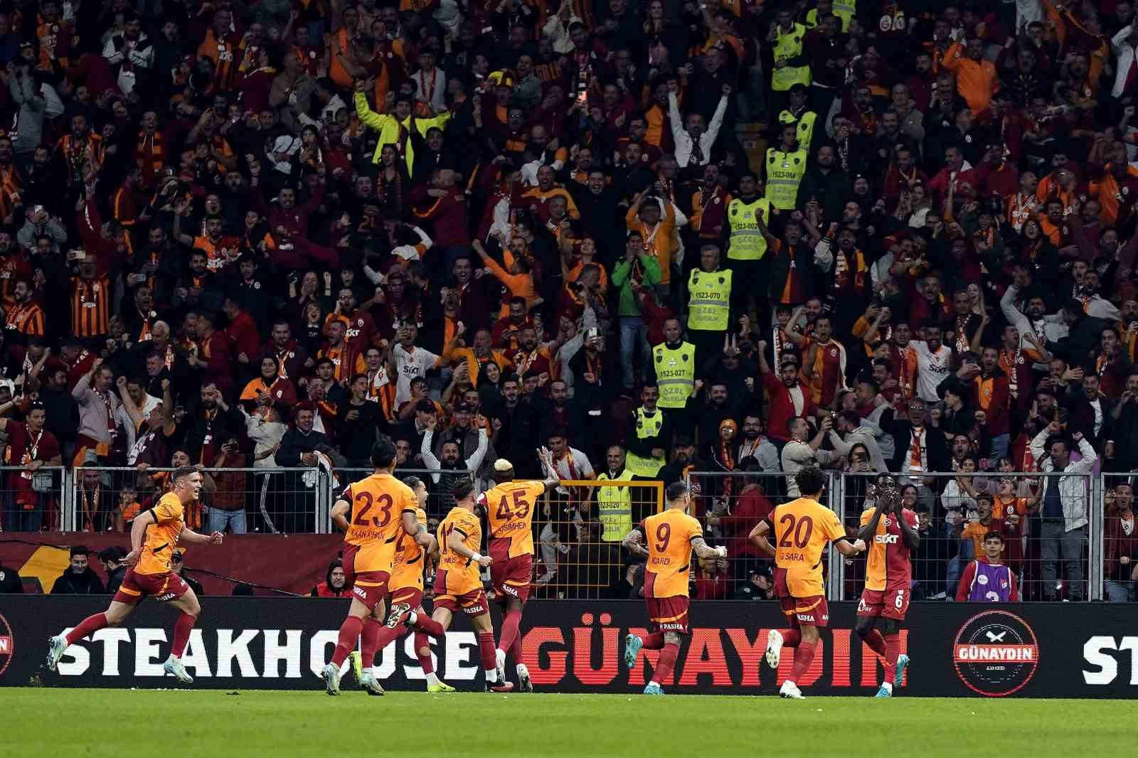 Trendyol Süper Lig: Galatasaray: 1 - Beşiktaş: 0 (İlk yarı)
