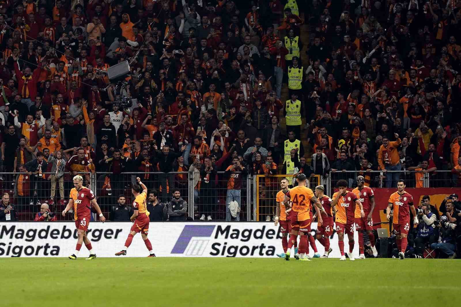 Trendyol Süper Lig: Galatasaray: 1 - Beşiktaş: 0 (İlk yarı)
