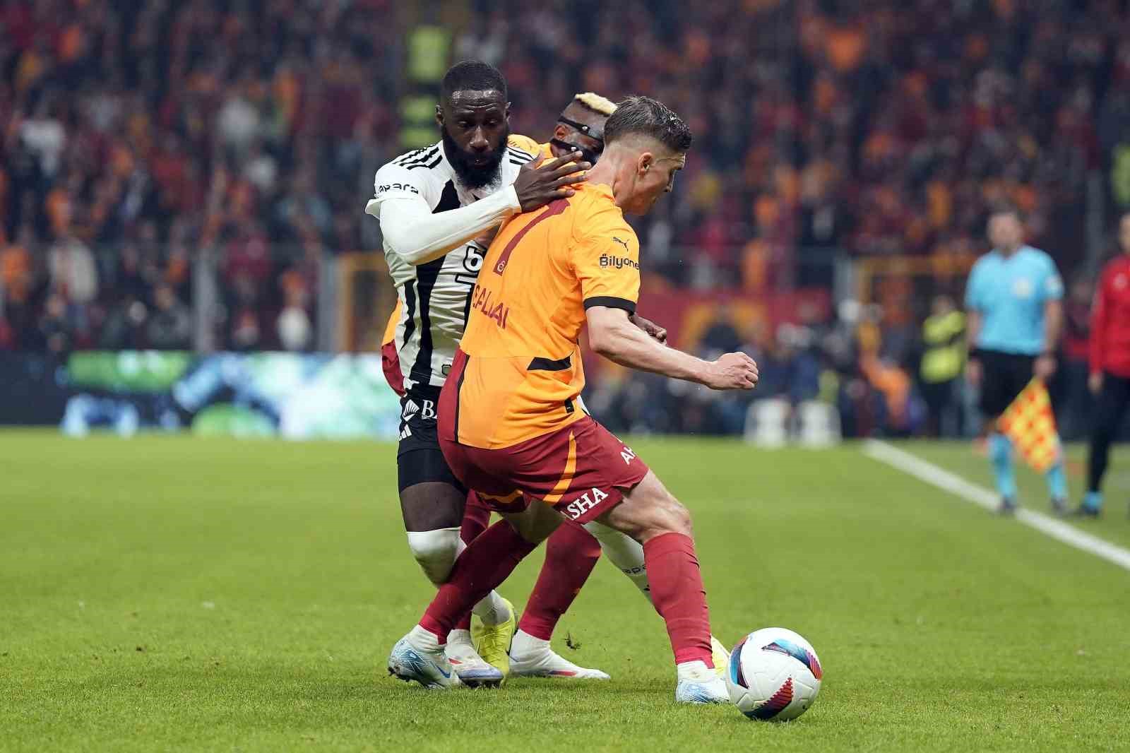 Trendyol Süper Lig: Galatasaray: 1 - Beşiktaş: 0 (İlk yarı)
