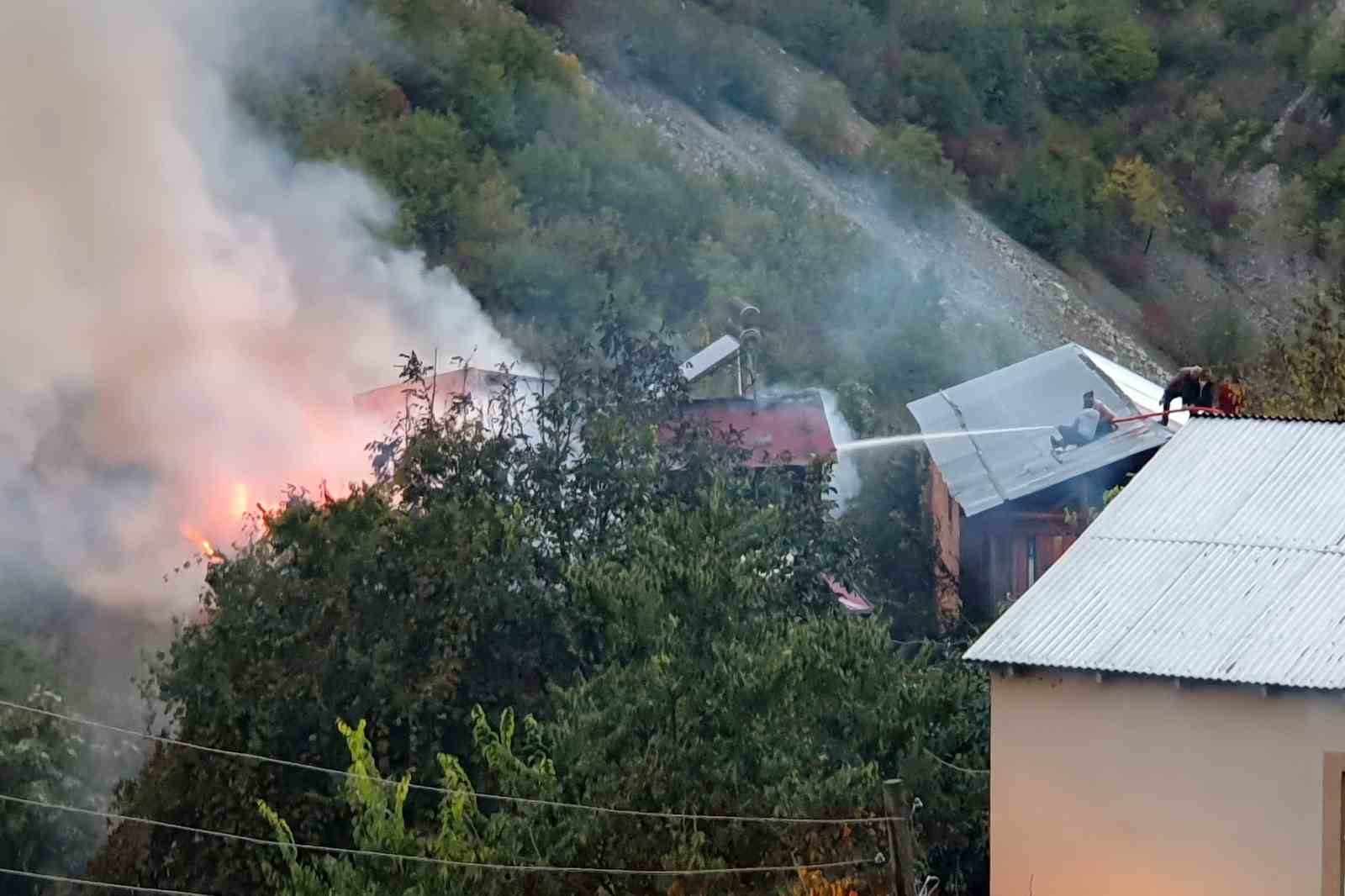 Gümüşhane’de bacadan çıkan yangında binanın iki katı hasar gördü
