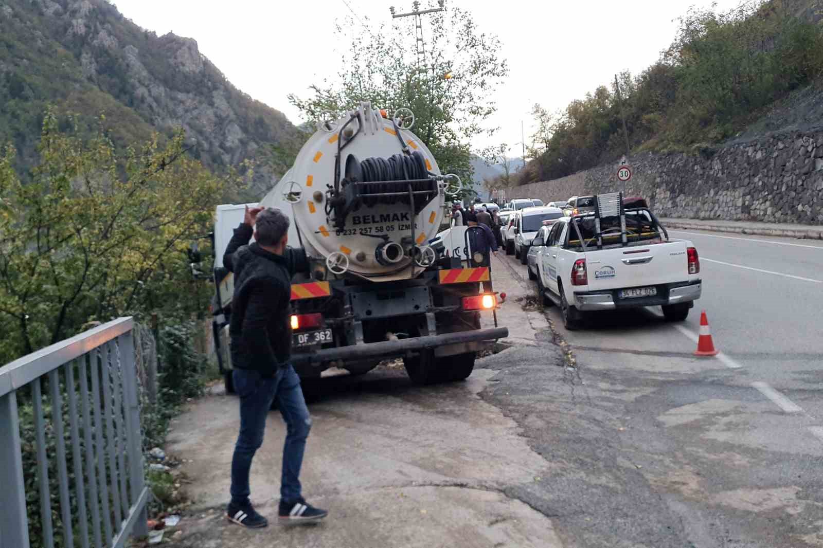 Gümüşhane’de bacadan çıkan yangında binanın iki katı hasar gördü
