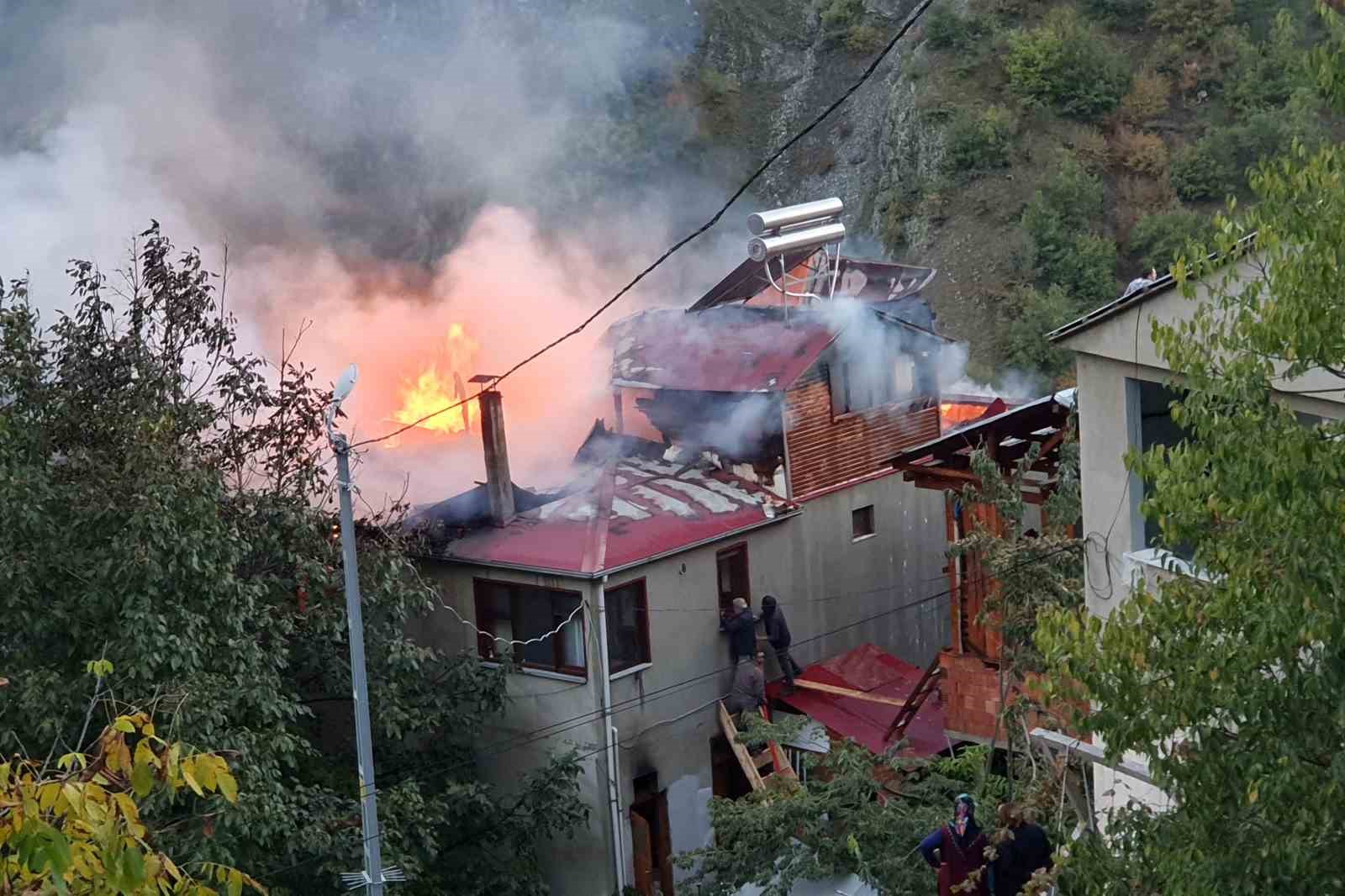 Gümüşhane’de bacadan çıkan yangında binanın iki katı hasar gördü
